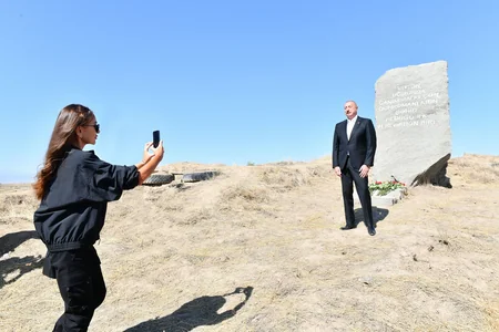 Ilham Aliyev and Mehriban Aliyeva visit memorial plaque dedicated to Remembrance Day in Qarakhanbayli