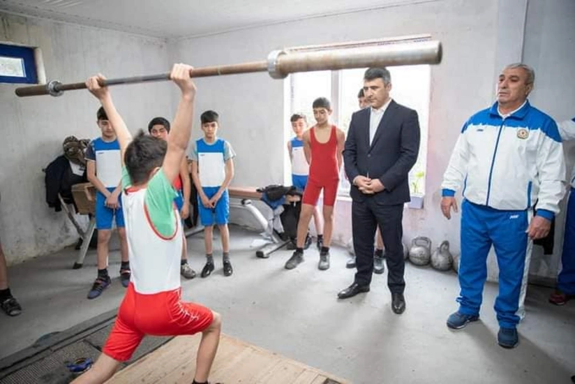 İnam Kərimov Neftçalada gənc ağırlıqqaldıranlarla görüşüb