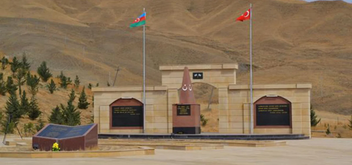 Qobustanda Türk Şəhidliyinə yürüş keçirilib