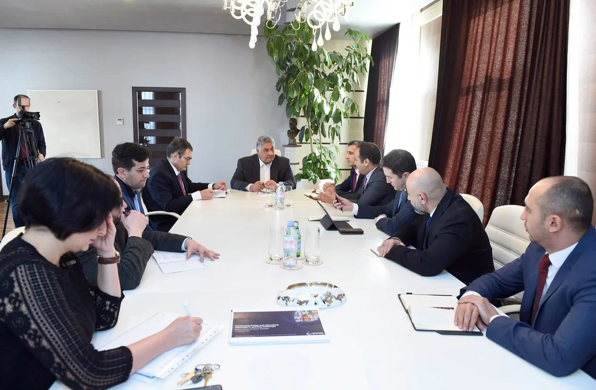 Azad Rəhimov xaricdə yaşayan gənclərlə görüşüb