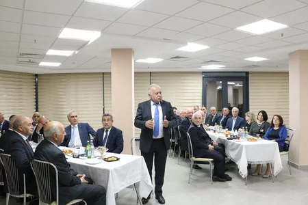 Baş prokuror Kamran Əliyev prokurorluğun veteranları ilə görüşüb