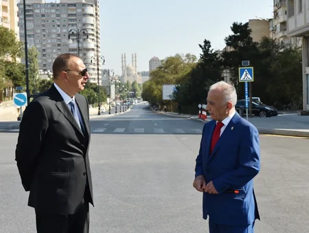 ​Prezident İlham Əliyev Bakının üç küçəsində aparılan abadlıq və yenidənqurma işlərindən sonrakı vəziyyətlə tanış olub