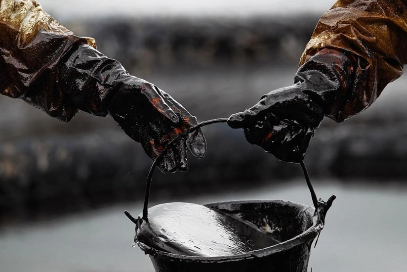 Global oil prices down 2% amid rising stocks in US
