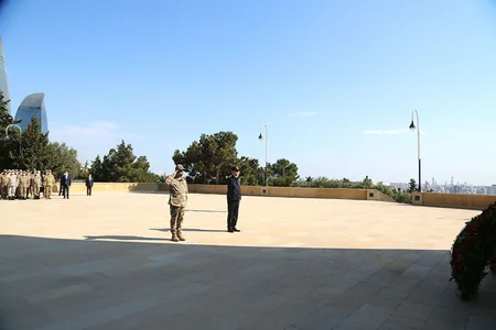 Türkiyənin Müdafiə naziri Fəxri xiyabanı ziyarət edib