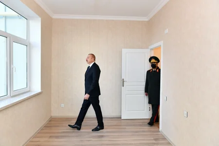 Ильхам Алиев ознакомился с условиями, созданными в квартирах для семей шехидов и военнослужащих