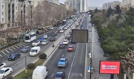 Bakının bir sıra yollarında nəqliyyatın sıxlığı müşahidə olunur