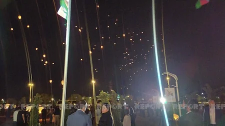 Vətən Müharibəsi Memorial Kompleksi ərazisində xüsusi şüalarla Zəfər tağı simvolizə edilib, səmaya işıq fənərləri buraxılıb