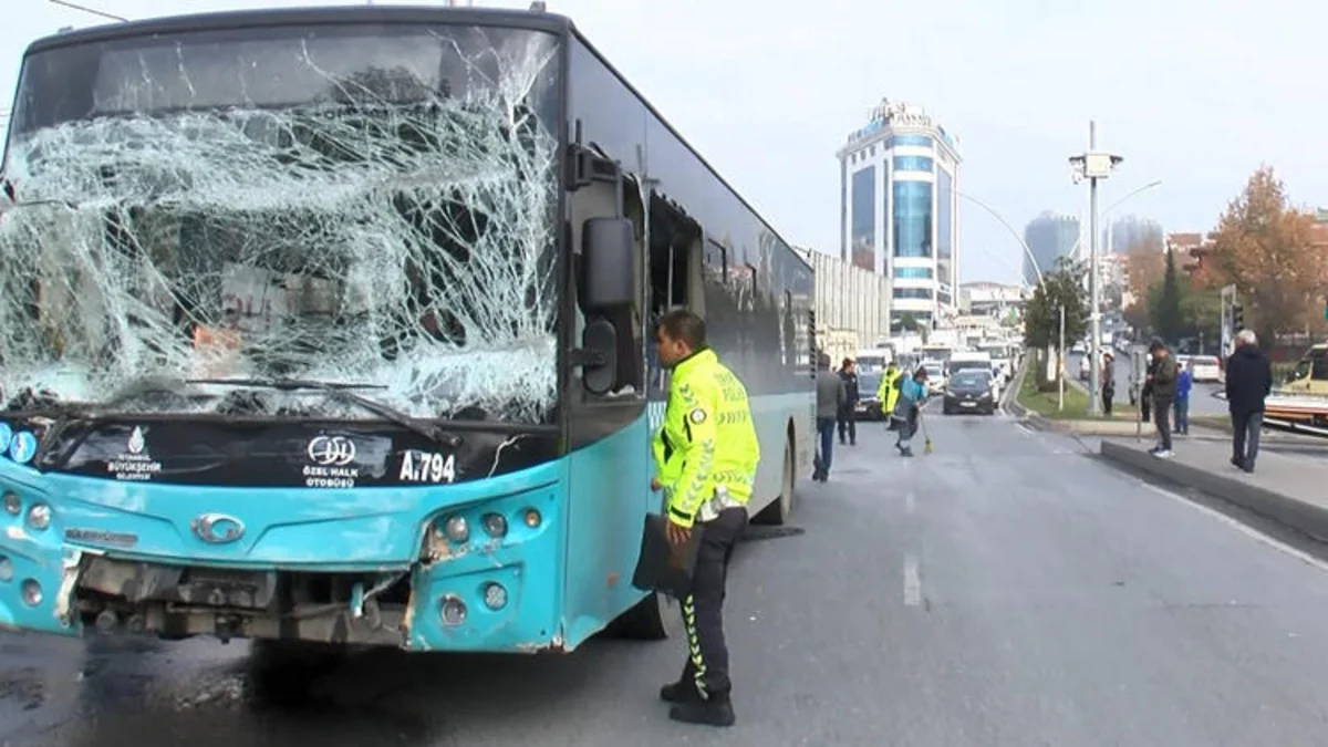 İstanbulda avtobusla avtomobil toqquşdu, yaralananlar var