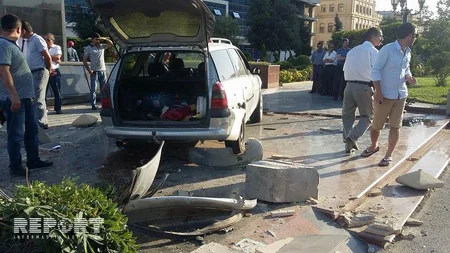 Xətai rayonunda qəza olub, avtomobil yoldan çıxaraq parkın ərazisinə girib - FOTO