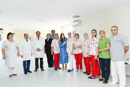 Leyla Əliyeva Bakının bir sıra tibb müəssisələrində müalicə alan uşaqlarla görüşüb