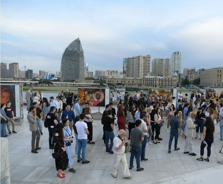 Heydər Əliyev Mərkəzinin parkında tanınmış fotoqraf Reza Deqatinin sərgisi açılıb - FOTO