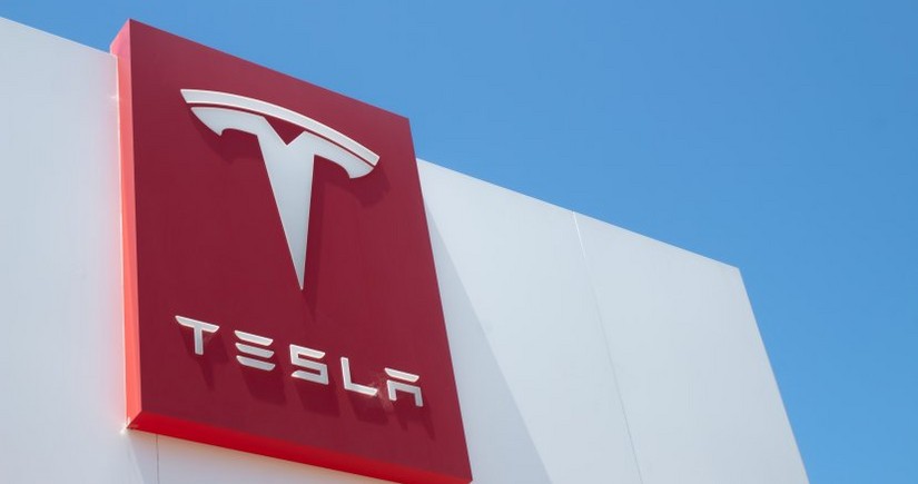 Акции Tesla снизились на 10% на фоне конфликта Маска с Трампом