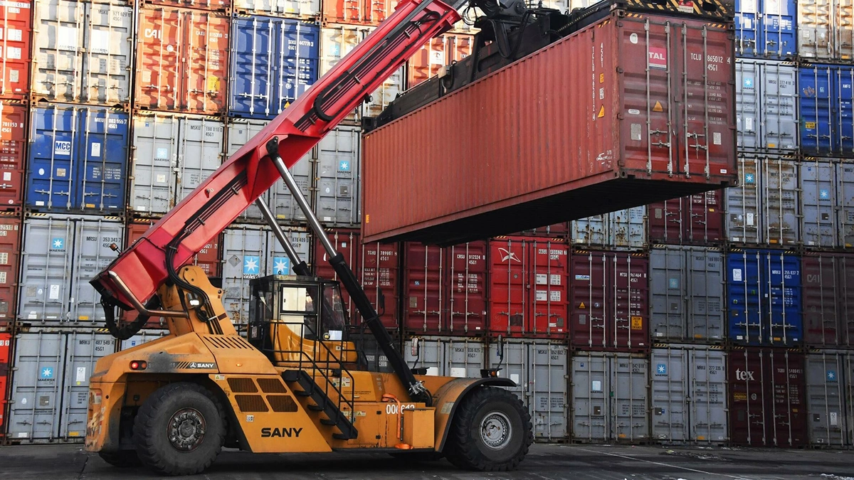 Azerbaijan's foreign trade surplus down 2.5 times in 11 months