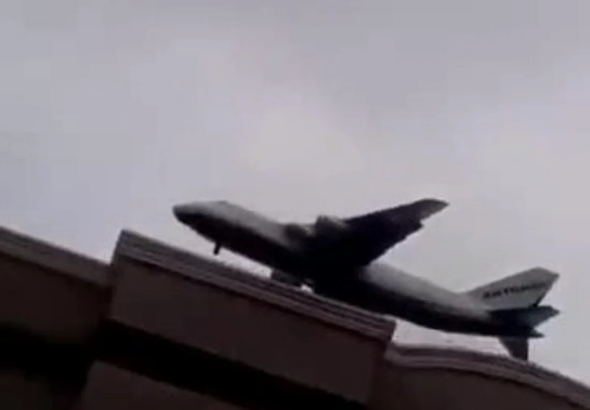 Самолет едва не задел жилой дом под Киевом - ВИДЕО