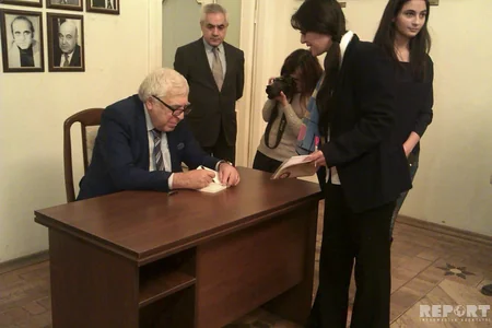 ​Yazıçı Anarın yeni kitabının imza günü keçirilib