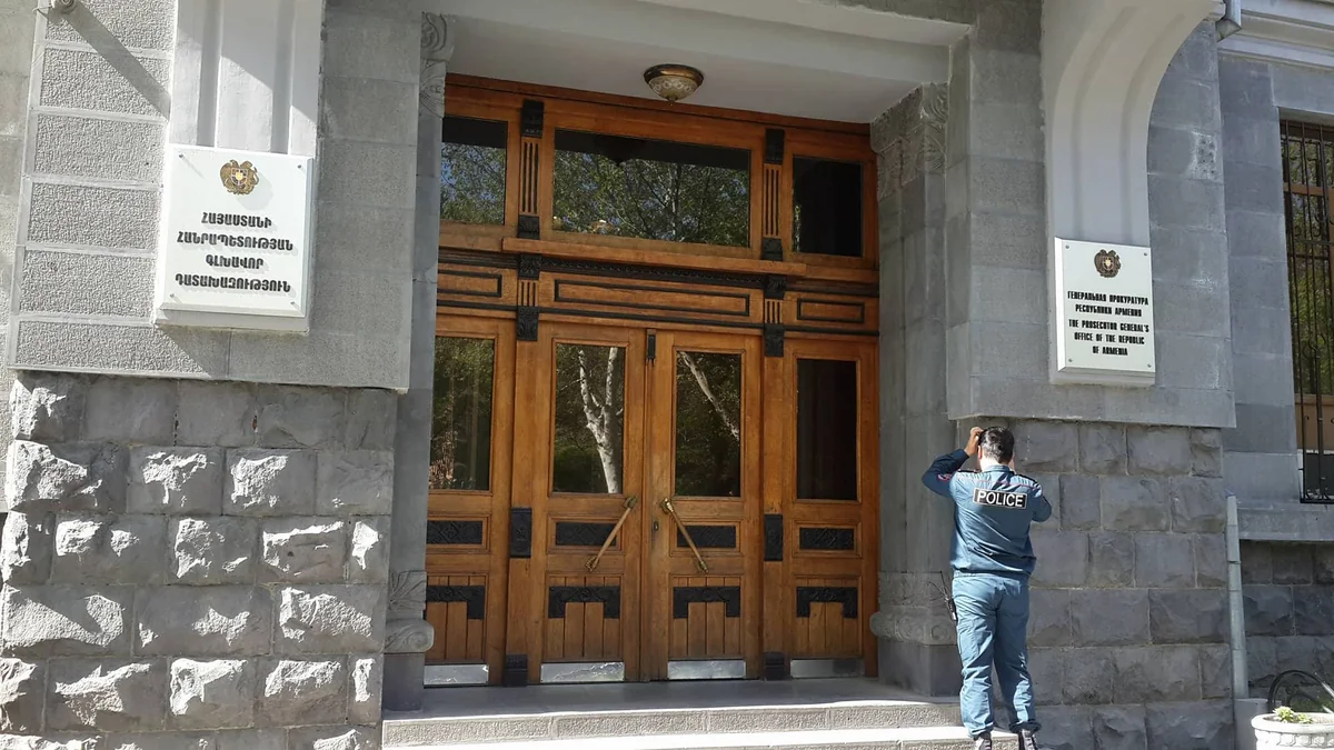 Ermənistanda prokurorlar qiyam edir