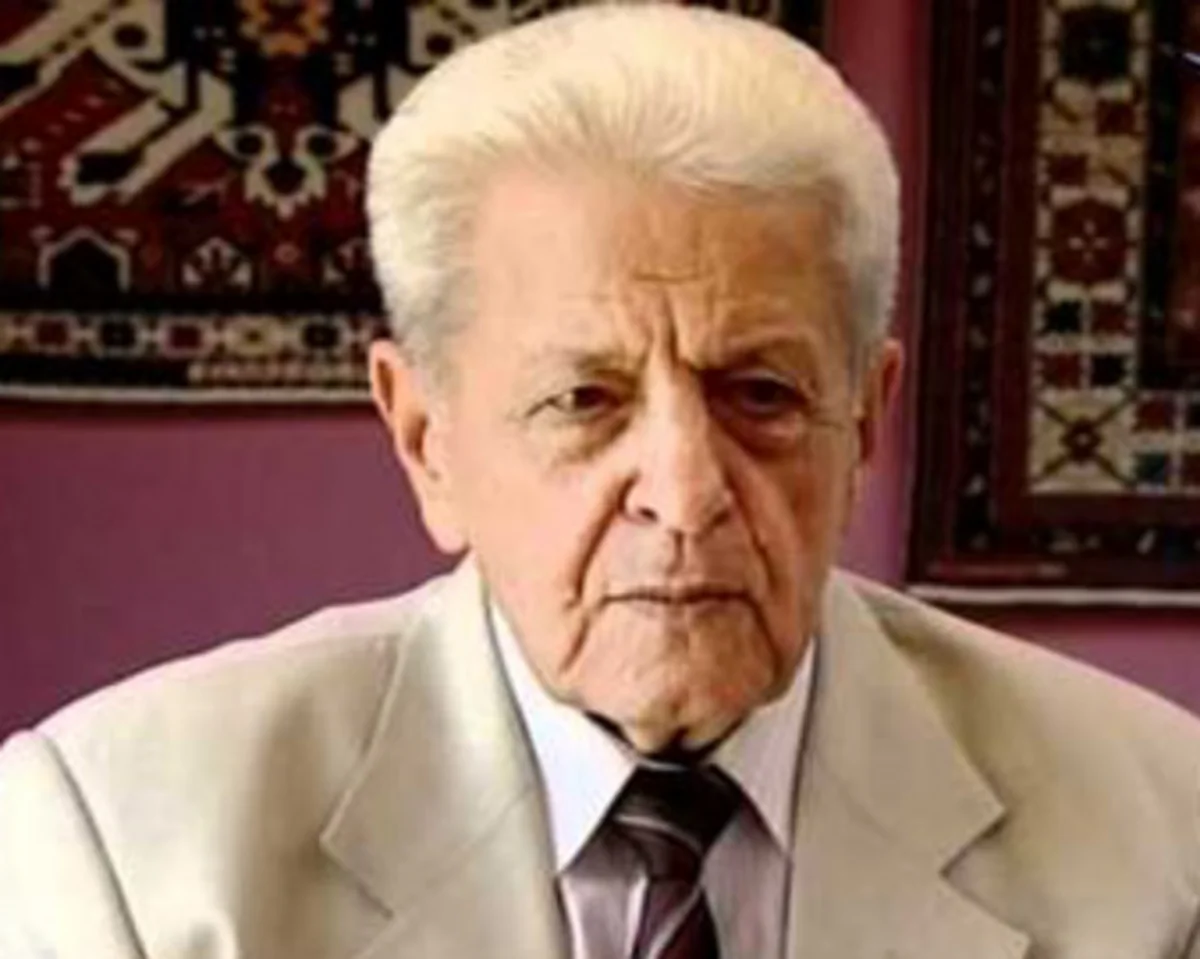 Azərbaycanın görkəmli xanəndəsi Səs Yazıları Arxivinə fonoalbom hədiyyə edib