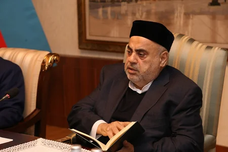 Allahşükür Paşazadə məscidlərə yeni təyin olunan din xadimləri ilə görüşüb