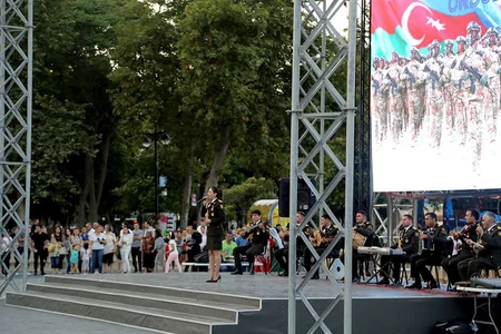 Silahlı Qüvvələrin 100 illik yubileyi münasibətilə hərbi mahnılardan ibarət konsert keçirilib