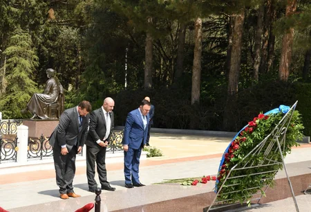 Çexiyalı parlamentarilər Ulu Öndərin məzarını və Şəhidlər xiyabanını ziyarət edib