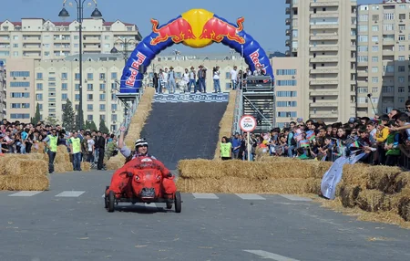Heydər Əliyev Mərkəzinin qarşısında Red Bull Soapbox” yarışı keçirilib