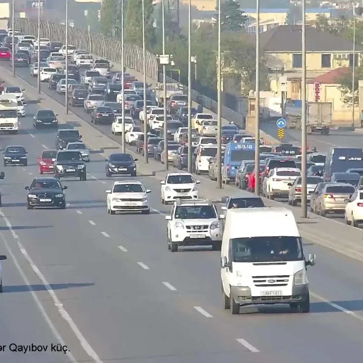 Bakının bir sıra yollarında tıxac yaranıb - SİYAHI