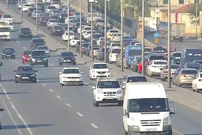 Bakının bir sıra yollarında tıxac yaranıb - SİYAHI