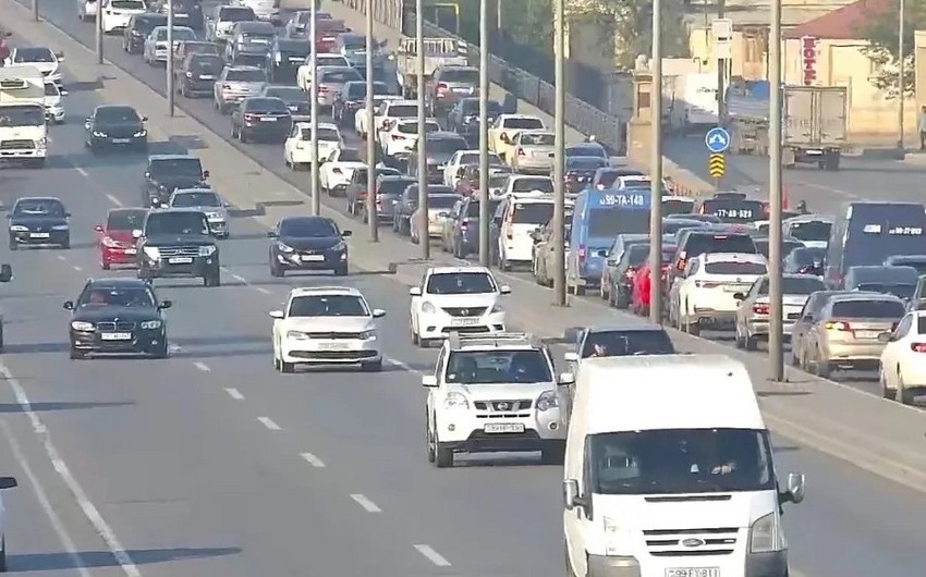 Bakının bir sıra yollarında tıxac yaranıb - SİYAHI