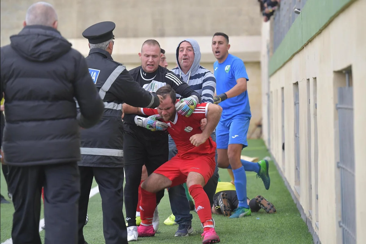 Maltada futbolçu hakimi vurduğu üçün qandallanıb, oyun yarımçıq qalıb - FOTO - VİDEO