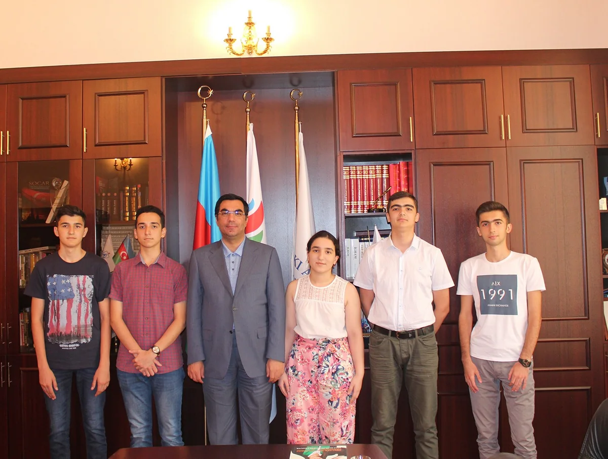 Rektor Elmar Qasımov 700 ballı abituriyentlərlə görüşüb