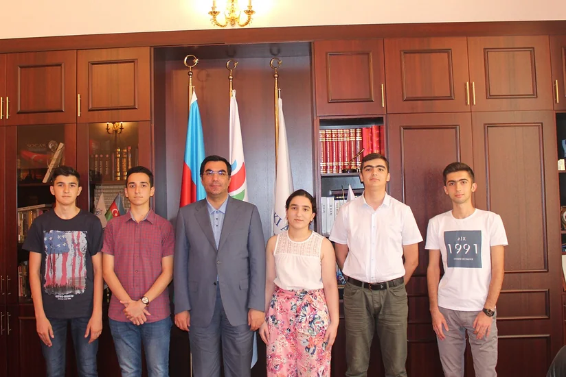 Rektor Elmar Qasımov 700 ballı abituriyentlərlə görüşüb