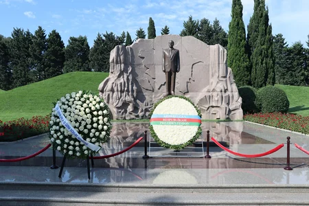 Dini Qurumlarla İş üzrə Dövlət Komitəsinin kollektivi Fəxri xiyabanı ziyarət edib