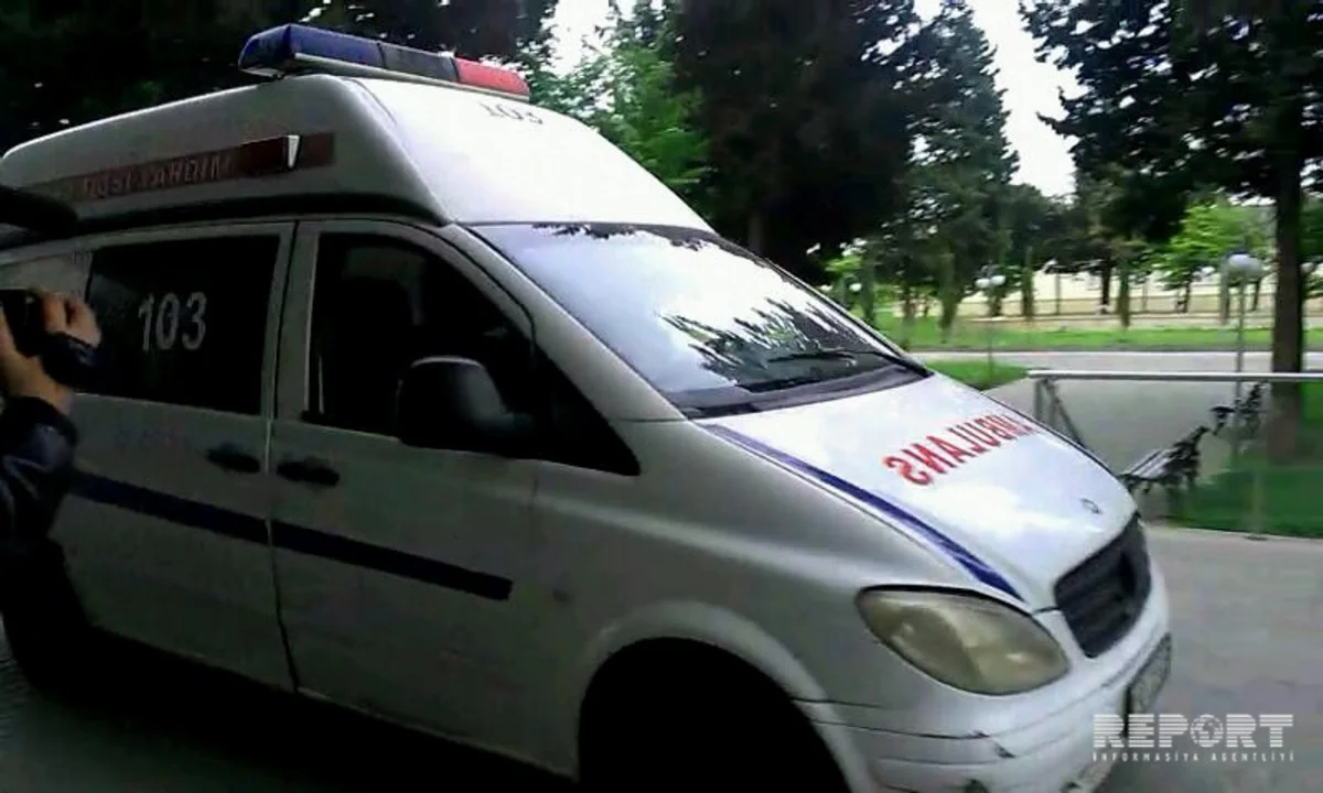 В Мингячевире автомобиль врезался в препятствие, водитель получил серьезные травмы