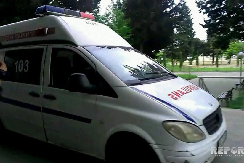 В Мингячевире автомобиль врезался в препятствие, водитель получил серьезные травмы