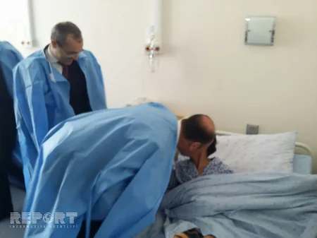 Təhsil naziri Bərdədə ermənilərin yaraladığı məktəbliyə baş çəkib - FOTO