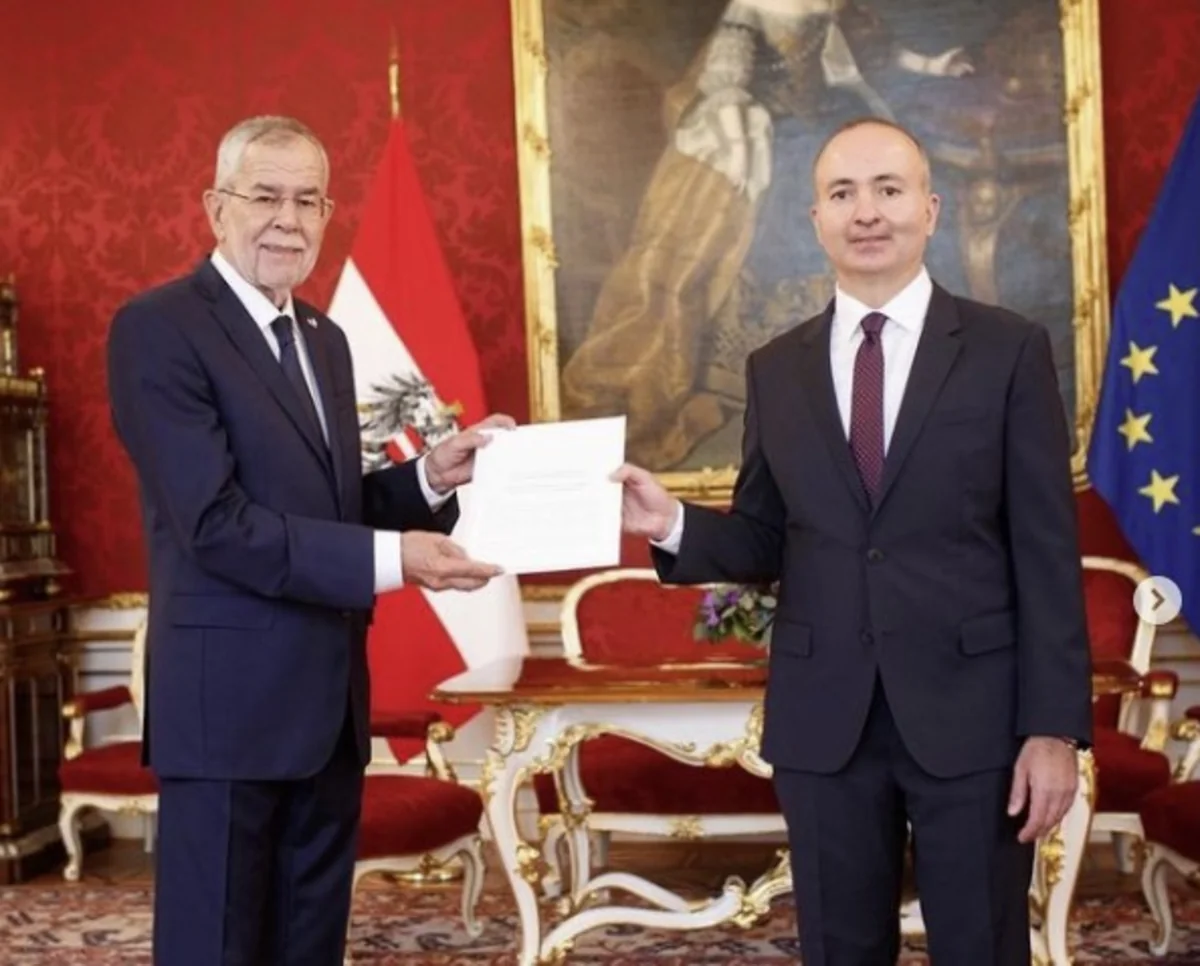 Azerbaijani envoy presents his credentials to Austrian president