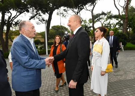 President Ilham Aliyev views conditions created at newly-reconstructed park in Baku