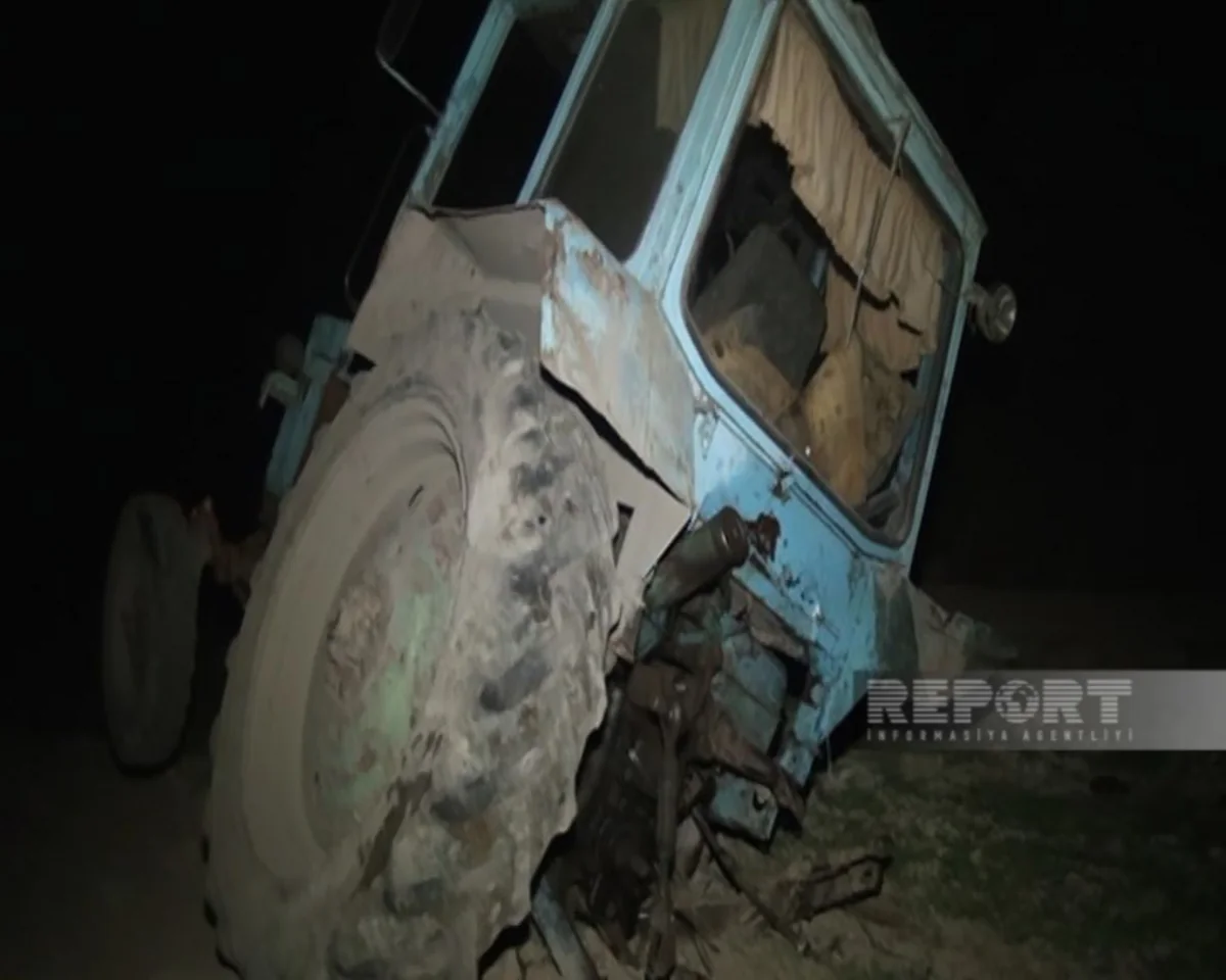 Yevlaxda minik avtomobili traktorla toqquşub, xəsarət alanlar var 