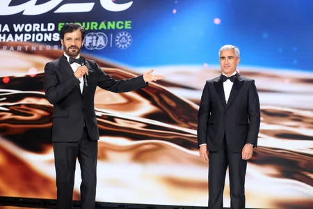 FIA-nın Bakıda keçirilən mükafatlandırma mərasimində yarışlarda qalib gələn avtomobillər nümayiş olunub