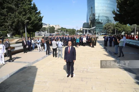 ​Zəfər Günü münasibəti ilə Bakıda Şəhidlər xiyabanı və Türk şəhidliyi ziyarət olunub