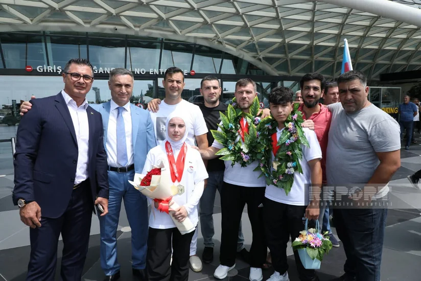 Yaponiyada medallar qazanmış Azərbaycan karateçiləri Vətənə qayıdıblar