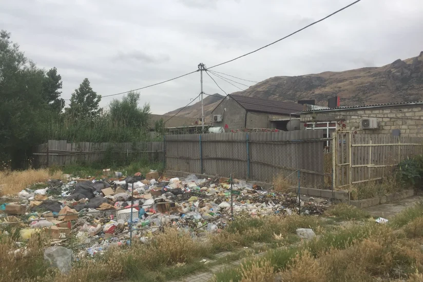 Siyəzəndə ətraf tullantılara görə bələdiyyə sədri və 4 sakin cərimələnib