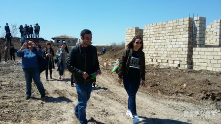 Təhsil Nazirliyinin təşkilatçılığı ilə xarici tələbələr və jurnalistlər Cocuq Mərcanlı kəndinə səfər edib - YENİLƏNİB