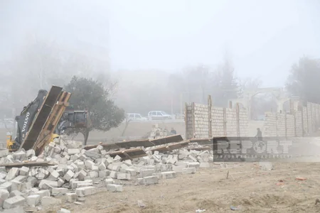 Bakıda dövlət qurumu dənizkənarı ərazidə qanunsuz tikilinin qarşısını alıb