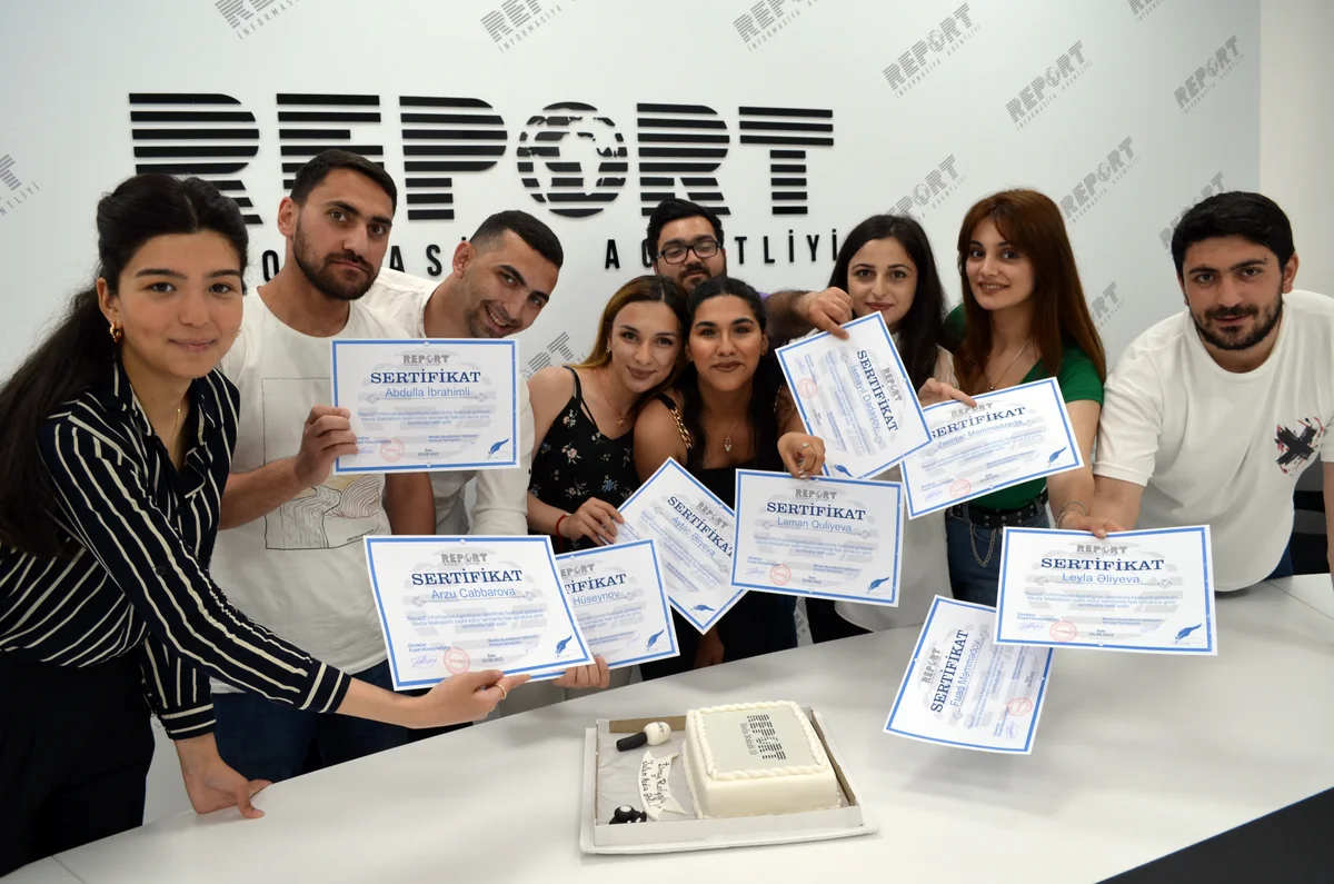 Certificates presented to graduates of Report Media School