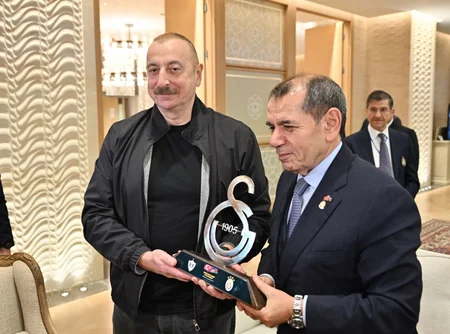 “Qalatasaray” futbol klubunun rəhbəri Prezident İlham Əliyevə xatirə hədiyyələri təqdim edib