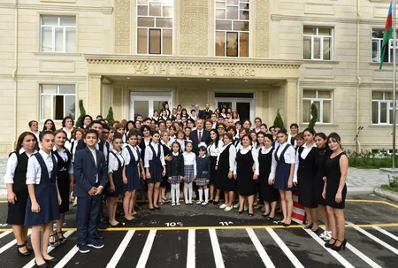 ​Prezident İlham Əliyev 148 nömrəli tam orta məktəbdə yenidənqurma işlərindən sonra yaradılan şəraitlə tanış olub