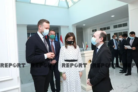 Глава МИД Литвы принял участие на открытии выставки в Баку