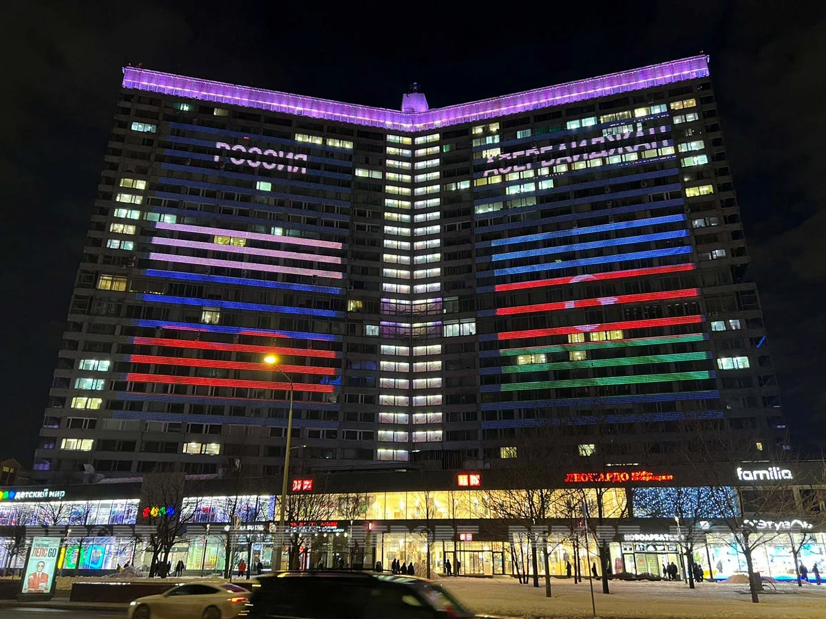Moskvada Arbat küçəsindəki bina Azərbaycan bayrağının rənglərinə boyanıb