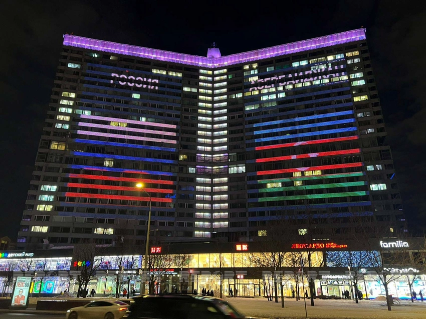 Moskvada Arbat küçəsindəki bina Azərbaycan bayrağının rənglərinə boyanıb